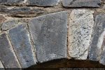 Un des claveaux de l'arc est gravé d'un trait en zig-zag