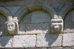 Modillons : tête humaine et décor géométrique (sud)