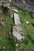 Blocs devant les absides : traces du chancel (?)