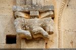 Quadrupède en haut relief : un lion (crinière) aux pattes recourbées (sans doute couché)
