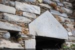 Linteau en bâtière surmontant la porte sud