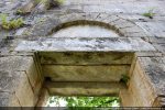 Partie supérieure de la porte sud&nbsp;: double linteau monolithe et arc en plein cintre au tympan nu