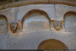 Modillons au-dessus de la fenêtre de l’abside : deux têtes humaines
