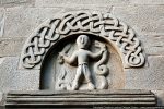 Tympan sud : entrelacs, moulure et personnage tenant un glaive et un monstre-serpent