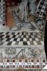 Détail du dragon sous les pieds de Saint Michel, décor en damier et petits diablotins