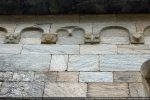 Arcature du mur nord : bélier, motifs géométriques, masques humains