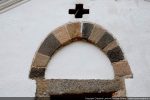 linteau de la porte, arc brisé et croix ajourée