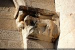 Retombée de l’arcature sur un pilastre peu saillant surmonté d’un chapiteau décoré d’un quadrupède (même disposition à la Canonica)