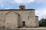 Mur sud&nbsp;: chapelle latérale construite plus tard, porte et fenêtre