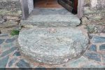 Seuil de la porte formé d’une ancienne meule