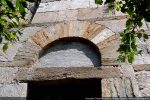 Arc de la porte sud aux claveaux de tonalités différentes reposant sur un linteau rectangulaire