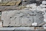 Dans l'angle nord-est : une pierre avec une date (?) et une croix