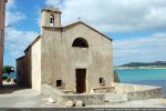 La chapelle San Michele se dresse en bordure de la plage. Elle est précédée d'un petit espace clos
