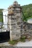 Pilier de la porte du cimetière contenant des pierres romanes