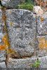 Pierre ornée d’un agneau portant une croix, antérieure au 12e siècle et réutilisée (cimentée dans le parement de l’abside après sa découverte)