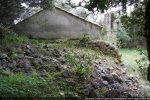 Vestiges du mur sud (en partie adossé et englobé dans le chevet de la chapelle actuelle)