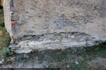 Détail de la base du mur oriental : seules les premières assises de petites pierres sont  régulièrement disposées