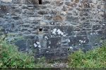 Détail du mur nord : mélange de dalles et de petites pierres