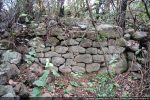 Restes de mur dans le hameau