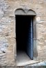 Porte sud : joli jeu dans la disposition des pierres encadrant la porte et linteau sculpté