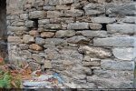 Mur sud près de l’angle sud-est&nbsp;: petites pierres irrégulièrement taillées