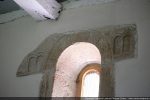 Fenêtre du 11e siècle : archivolte gravée de traits pour imiter les claveaux et entourée d’arcades
