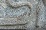 Tympan du baptistère : détail du serpent qui se mord la queue et arbre stylisé