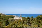 Situation de la chapelle à proximité de la mer et d’une tour génoise