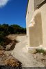Côté sud&nbsp;: base d’un campanile ou reste de la petite construction apparaissant sur le cliche de Caraffa(?)&nbsp;; en bordure du chemin, arases d’un mur d’un édifice précédent (paléochrétien)
