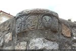 Pierre sculptée provenant de l’ancienne église romane, sans doute une cuve baptismale (dans le muret de l’église actuelle)