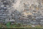 Mur nord : traces de reconstruction avec remploi de pierres anciennes