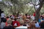 Messe en plein air sous les oliviers