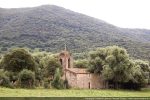 Le chemin d'accès passe le long d'une chapelle abandonnée (Lozzi)