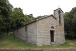 Remaniée au 18e siècle, la chapelle a gardé quelques éléments romans