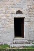 Porte occidentale surmontée d'un linteau rectangulaire; la niche au-dessus rappelle le tracé d'un arc de décharge