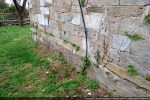 A la base du mur, des pierres moulurées devaient sans doute souligner le soubassement de l'ancienne chapelle; aucune autre pierre travaillée ne semble avoir été utilisée