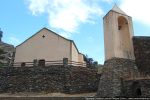 La chapelle Saint Erasme se dresse sur une plate-forme soutenue par un mur de soutènement impressionnant