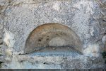 Archivolte probable de la fenêtre absidiale (se trouvant actuellement dans le mur de la fontaine de Casalvana)