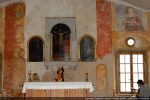 Triptyque en bois peint : au centre, le Christ en croix ; sur les panneaux latéraux : la Vierge et l’ange Gabriel