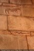 Deux petits motifs sculptés dans le mur nord : un quadrupède et un serpent qui rampe