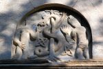 Tympan occidental : Eve prenant la pomme présentée par le serpent