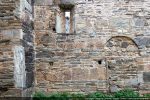Fenêtre et traces de la porte murée (mur sud)