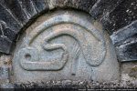 Tympan sculpté : serpent