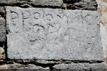 Inscription figurant sur une pierre réutilisée dans le campanile