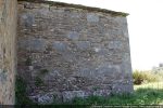 Mur nord construit de pierres moyennes et de blocs plus gros bien taillés