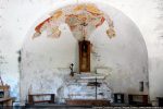 L’abside conserve des traces de fresques ; l’autel est baroque ; les claveaux de l’arc triomphal sont cachés par le crépi