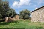 Ruines d’un ermitage dans la proximité immédiate de la chapelle ayant dépendu du monastère de la Gorgone