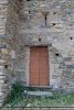 Porte sud et petite fenêtre meurtrière de l’époque romane (12e siècle ?)