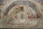 Vue de l’abside voûtée à chevet plat et des fresques du 15e siècle