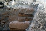 Tombe située sous le sol paléochrétien et bordée de 3 grandes tuiles de chaque côté